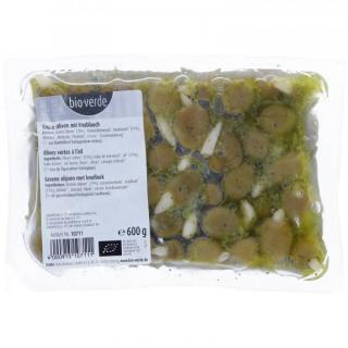 Grüne Oliven mit Knoblauch