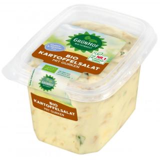 Kartoffelsalat mit Eiern und Gurken